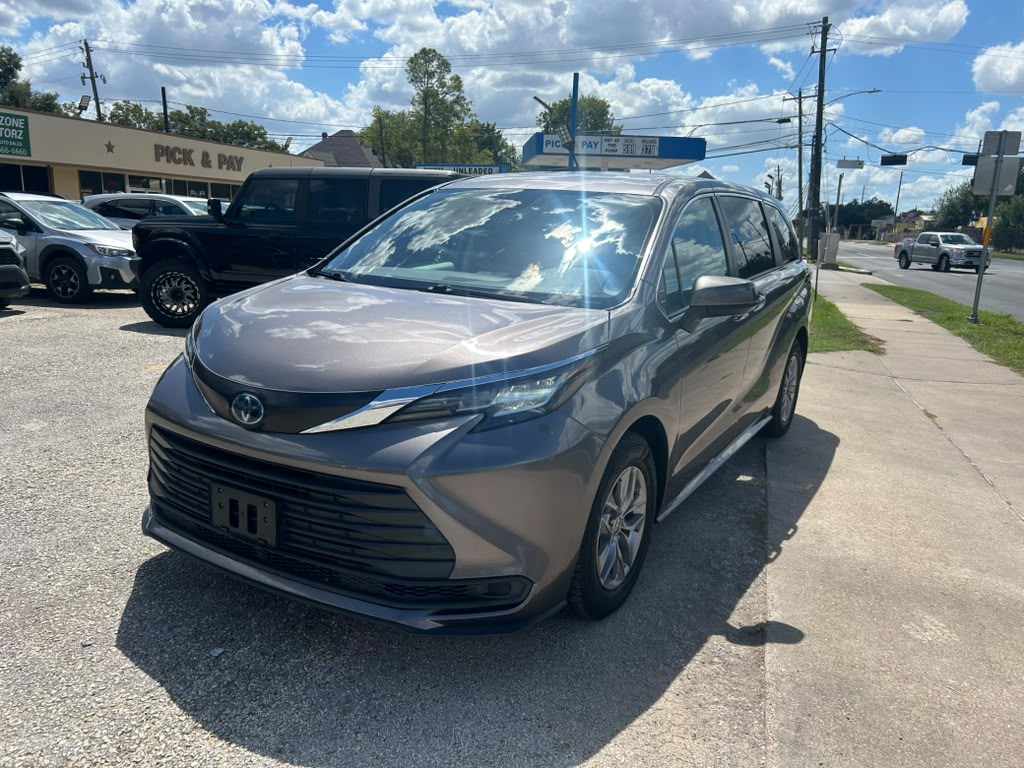 2022 Toyota SIENNA LE/HYBRID